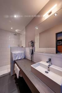 美因河畔法兰克福法兰克福卡尔特酒店的一间带水槽和镜子的浴室