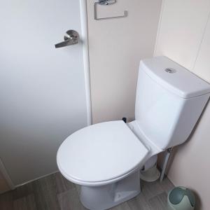 米德尔克尔克Caravan Aan Zee Arnani的一间位于客房内的白色卫生间的浴室