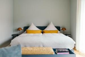 特里滕海姆Moselhaus by Clüsserath-Wittmann的一间卧室配有一张带黄色枕头的大床