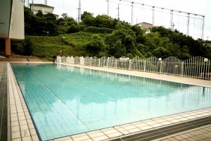 白滨特卡酷凯泰酒店的蓝色海水大型游泳池