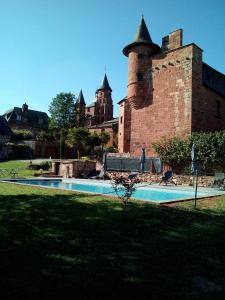 Château de Vassinhac chambres d'hôtes Collonges la rouge内部或周边的泳池