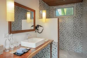 高龙撒冷岛La Passion by Achariyak的一间带水槽和镜子的浴室