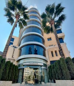 拉马拉Caesar Hotel Ramallah的一座棕榈树建筑