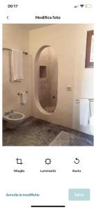 潘泰莱里亚Intero Dammuso Pantesco的浴室设有镜子、盥洗盆和卫生间