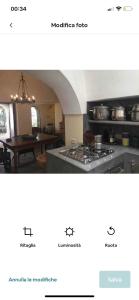 潘泰莱里亚Intero Dammuso Pantesco的一张带炉灶的厨房和用餐室的照片