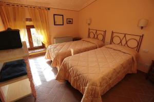 巴贝里诺·迪·穆杰罗普吉阿格里乌利伟酒店的酒店客房设有两张床和电视。
