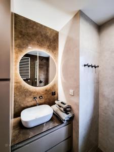 姆拉哥沃Apartament VIP PROMENADA的一间带水槽和镜子的浴室
