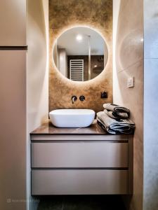 姆拉哥沃Apartament VIP PROMENADA的一间带水槽和镜子的浴室