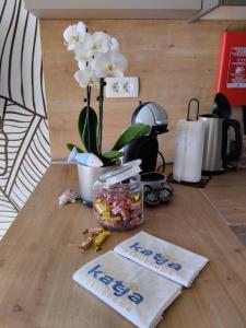 班约勒Mobile Home Katja的一张桌子,上面放着一罐食物和一朵花