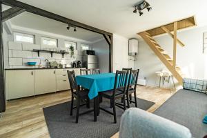 Körösvölgyi Apartmanházak的厨房以及带蓝色桌椅的用餐室。