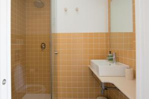 卡达克斯Sa Guineu的一间带水槽和淋浴的浴室