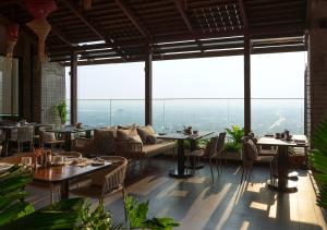 坤敬Ad Lib Hotel Khon Kaen的餐厅设有桌椅和沙发。