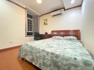 邦美蜀Căn hộ Hoàng Anh DakLak Ngay trung tâm Full nội thất 3PN thoải mái cho 8-12 người的一间卧室配有一张床、一张书桌和一个窗户。