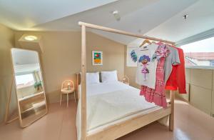 斯普利特Design Hostel One的一间卧室配有天蓬床和镜子