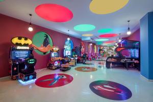 欧库卡拉Granada Luxury Okurcalar的一间充满了许多游戏和视频游戏的房间