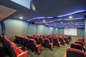 欧库卡拉Granada Luxury Okurcalar的电影室配有红色椅子和白色屏幕