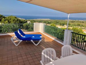 埃斯·梅卡达尔La Terraza de la Sabina的阳台配有蓝色躺椅,享有海景。
