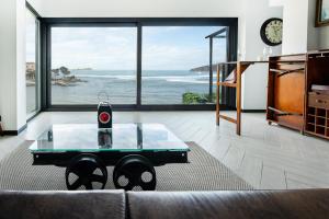 蒙达卡Mundaka Beachfront House的客厅配有沙发和带时钟的桌子