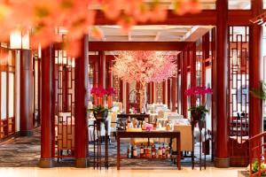 广州广州花园酒店 - 免费往返广交会穿梭巴士 & 参展商办证点的大堂,带酒吧和鲜花的酒店