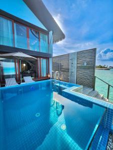 弗里德胡NOOE Maldives Kunaavashi的海景游泳池