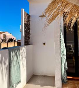 马拉加Casita 10 Málaga, holiday home with roof terrace的白色的建筑,有草屋顶