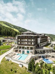 卡奇山口Falkensteiner Aktiv & Familienhotel Cristallo的一座带游泳池和度假村的酒店