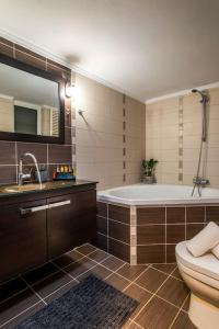 KorakiaíEmma Hills Villa的带浴缸、卫生间和盥洗盆的浴室