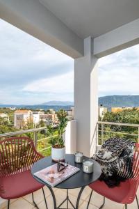 KorakiaíEmma Hills Villa的美景阳台配有桌椅