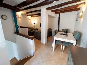 GinestarCasa en la Valleta的客厅配有桌子和沙发