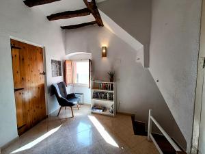 GinestarCasa en la Valleta的客房设有带椅子和桌子的楼梯。