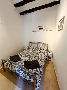 GinestarCasa en la Valleta的一间白色客房内的床铺卧室
