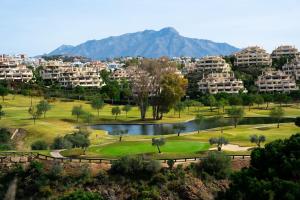 贝纳阿维斯Los Piños, 2 Bedroom Apartment with panoramic view的享有度假村高尔夫球场的景色