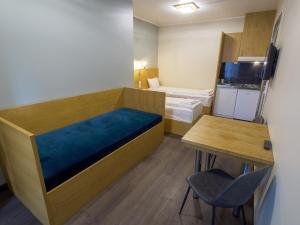 奥斯陆城市中心公寓的小房间设有一张床和一张桌子