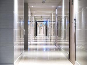 奥斯陆城市中心公寓的建筑中带玻璃门的走廊