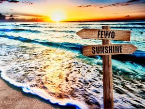 黑灵斯多夫FeWo Sunshine的海滩上两个木标志与海洋