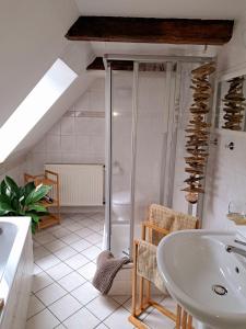 博伊岑堡Pension am Schäferbrink的浴室配有盥洗盆和浴缸。