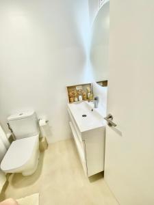 巴塞罗那Barcelona Chic Apartments- Free Parking-10 min by metro from BCN Center的白色的浴室设有卫生间和水槽。