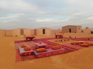 El GoueraBivouac Le charme d'Aladdin的沙漠中一群帐篷