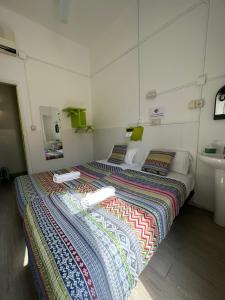 巴塞罗那Youth Hostel - Central and Basic Universitat的一间卧室配有一张床和一个水槽