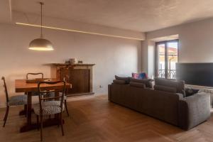 梅纳焦Leoni 7的客厅配有沙发和桌子