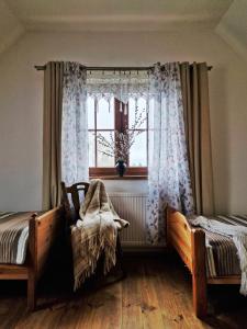 佩茨基Na Przypiecku的一间卧室设有两张床和窗户。