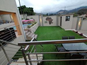 姆巴巴内Sibebe View Villa的阳台拥有一码绿色草