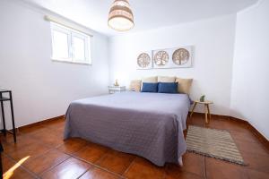 波塔莱格雷Cem Sentido - Alentejo Apartments的一间白色客房内的床铺卧室