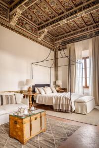 蒙特普齐亚诺Precise Tale Poggio Alla Sala的一间卧室设有一张床和格子天花板