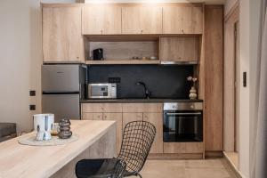 海若克利欧Vinnies Homes的厨房配有木制橱柜和黑色用具