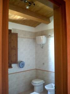 弗拉克维尔玛拉汀索西埃塔阿格里科拉MG弗洛普朗特酒店的一间带卫生间和水槽的浴室