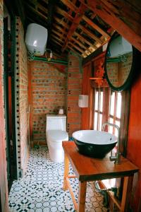 Ða GiaNinh Binh Green Homestay的一间带水槽和卫生间的浴室