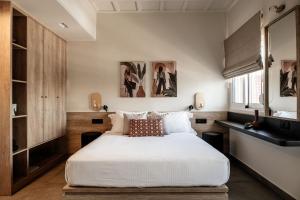 海若克利欧Vinnies Homes的一间卧室配有一张带白色床单的大床