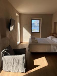 瓦伦纳奥利维多酒店的酒店客房设有床和窗户。