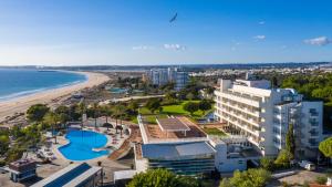 阿尔沃尔佩斯塔纳阿尔维普拉亚尊贵海滩高尔夫度假酒店的享有酒店和海滩的空中景致